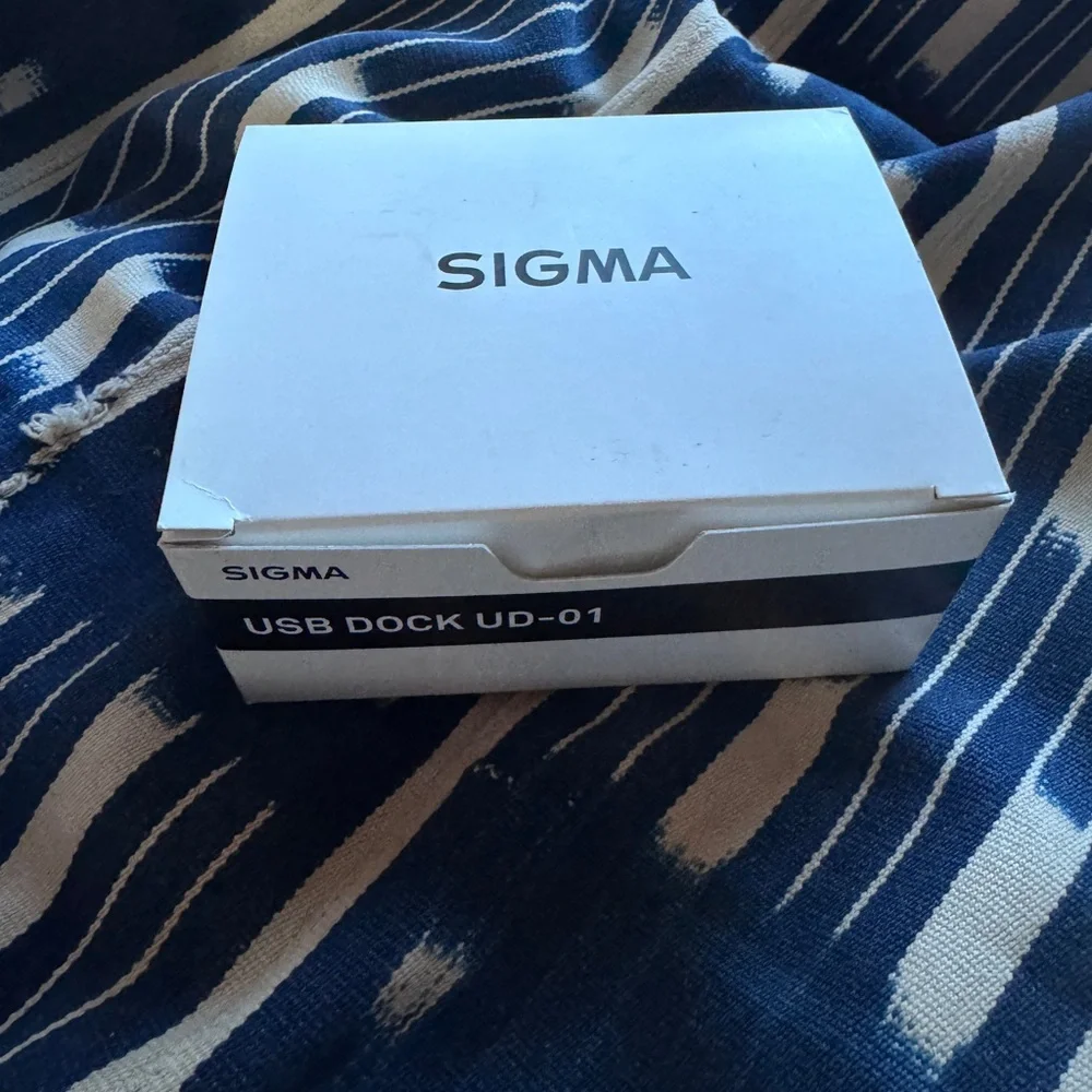 Sigma Beauty White and Black USB Dock UD-01 Box